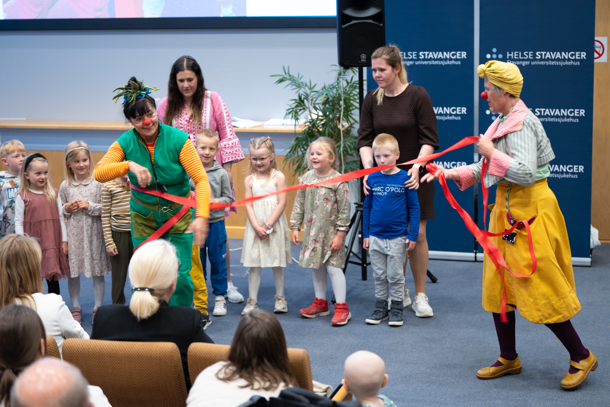 En gruppe mennesker i klær