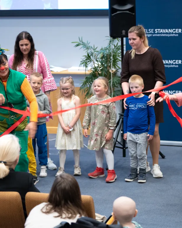 En gruppe mennesker i klær