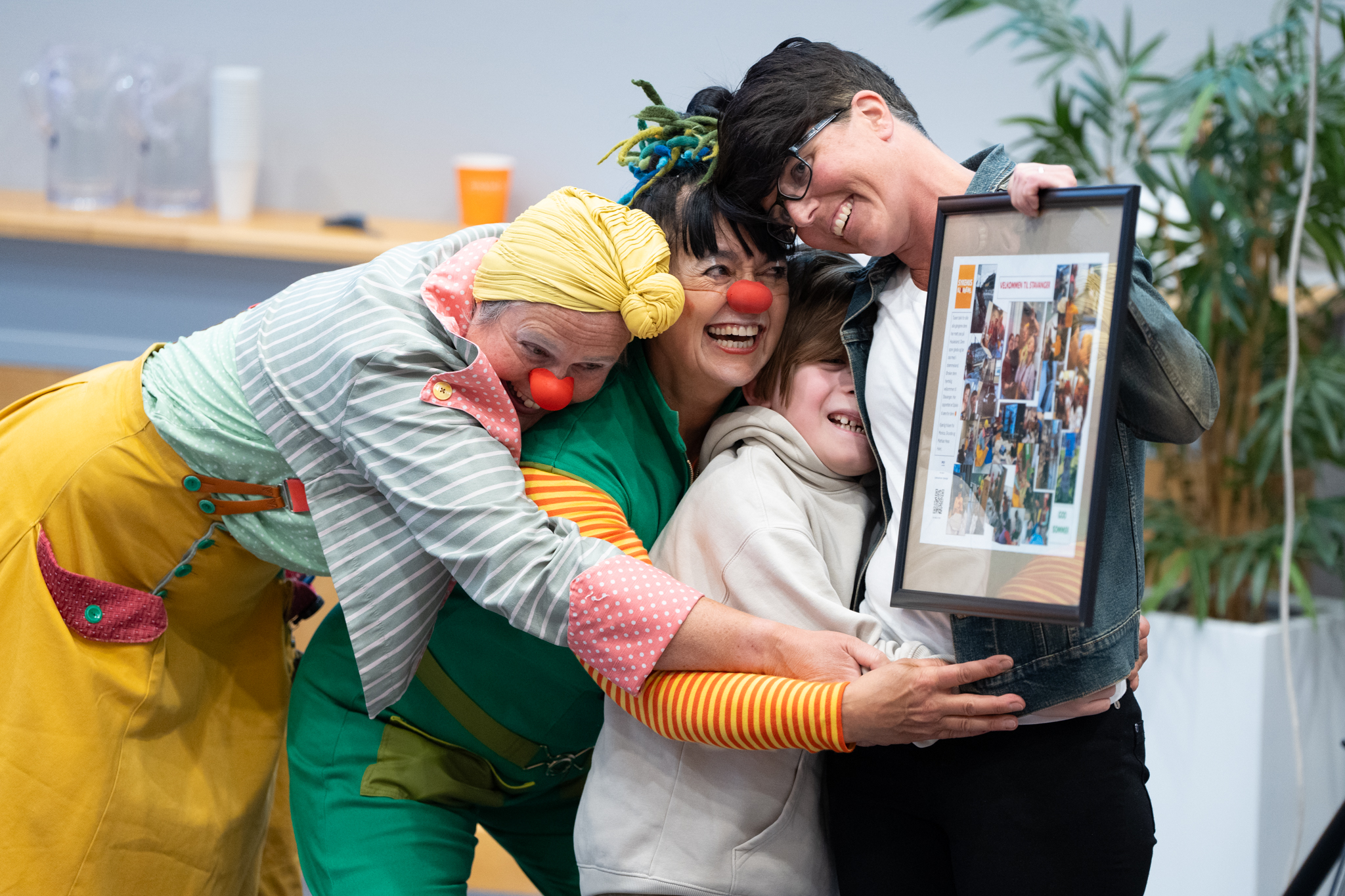 En gruppe mennesker i klær