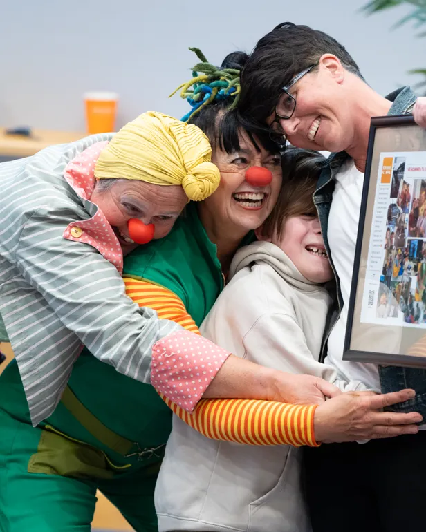 En gruppe mennesker i klær