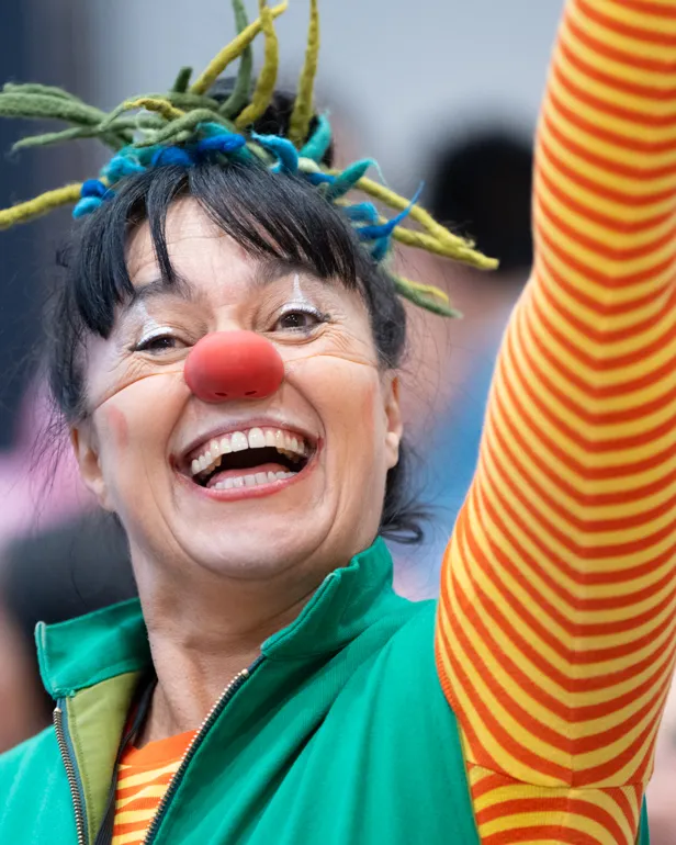 En person med et klovneansikt