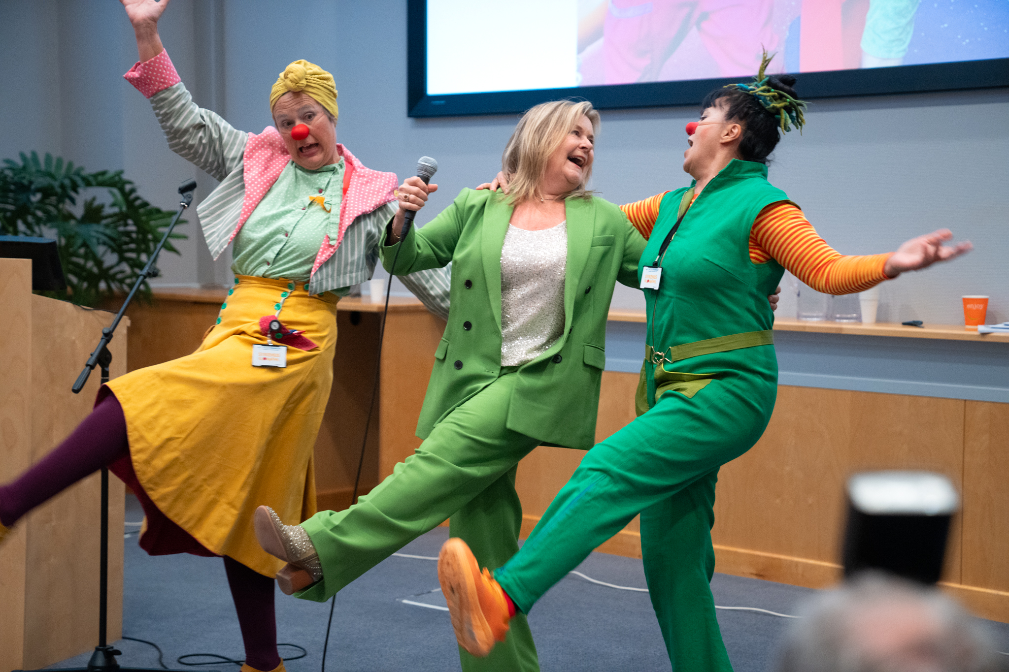 En gruppe mennesker i klesdans