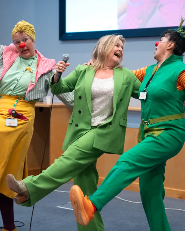 En gruppe mennesker i klesdans