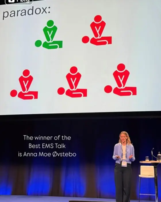 En person som står foran en skjerm