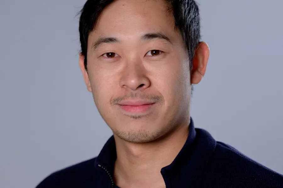 En mann som smiler til kameraet