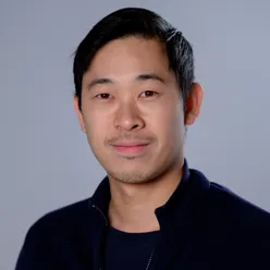 En mann som smiler til kameraet