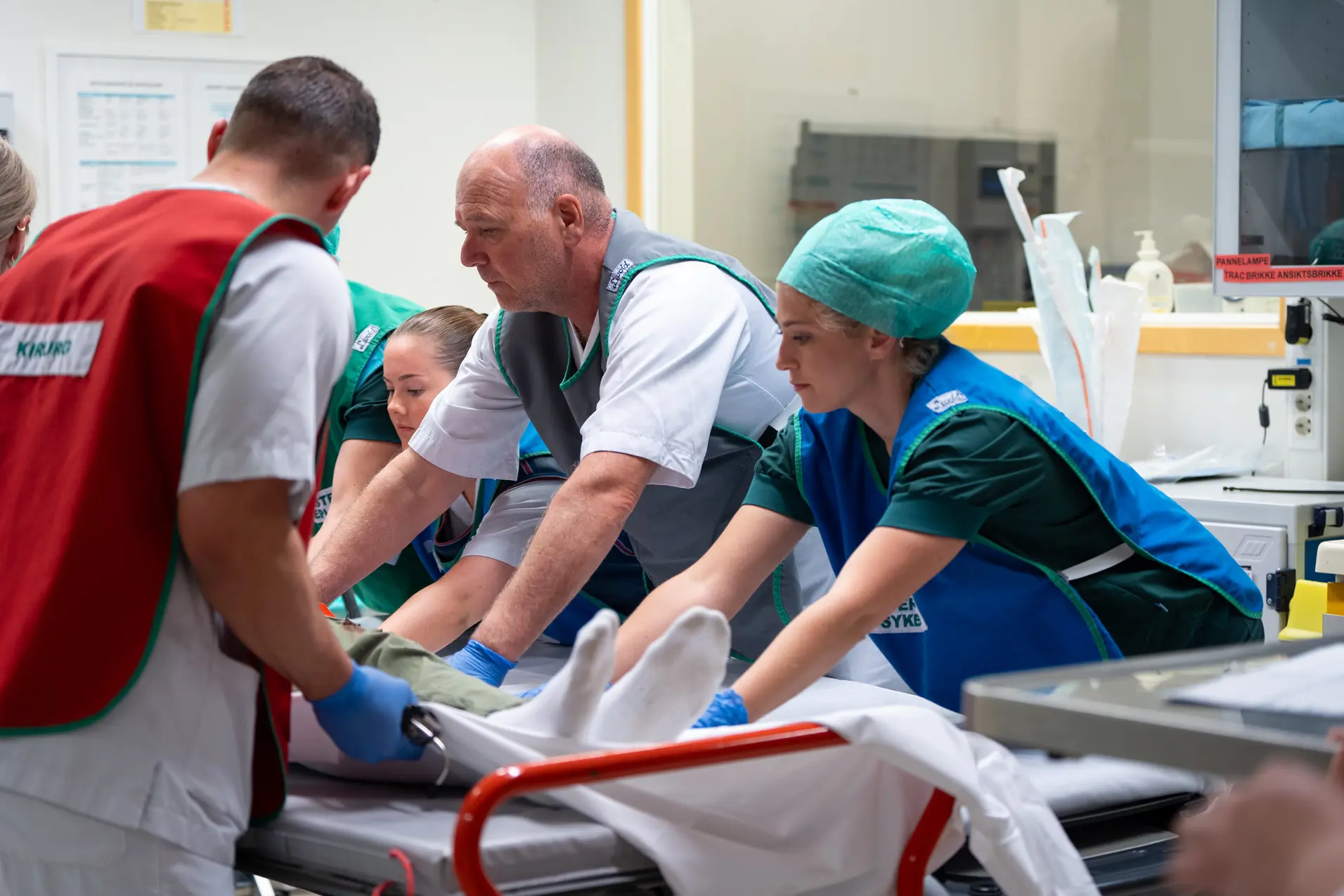 En gruppe personer i et rom