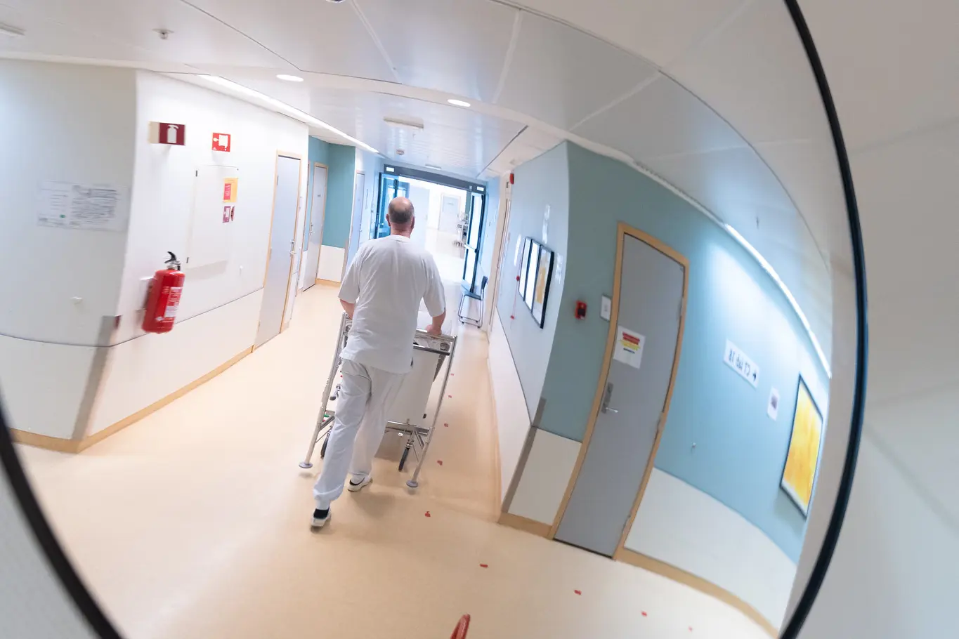 En person som går nedover en gang