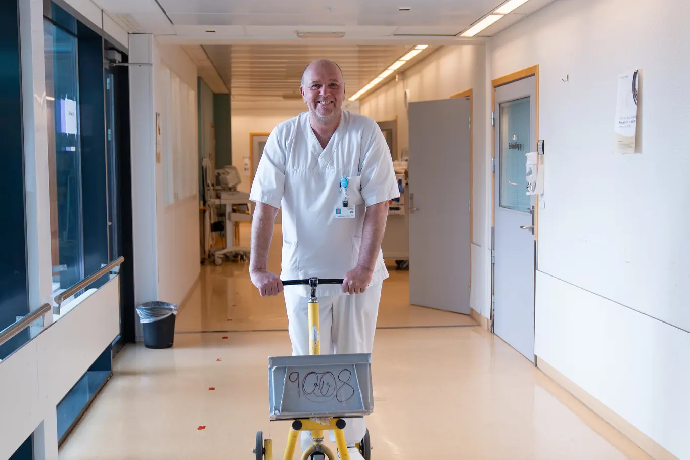 En person som står i en gang