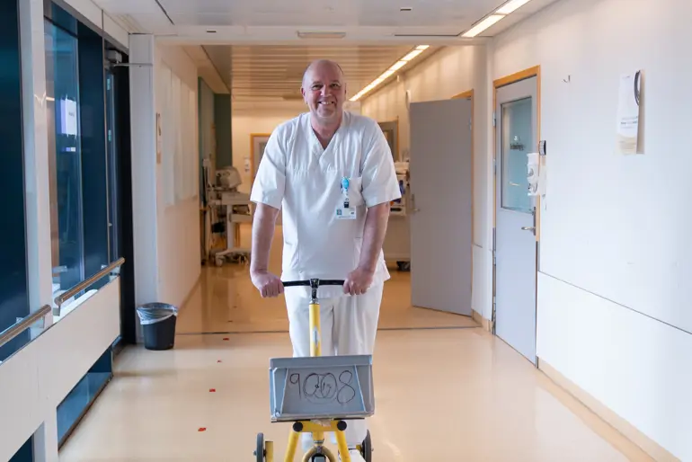 En person som står i en gang