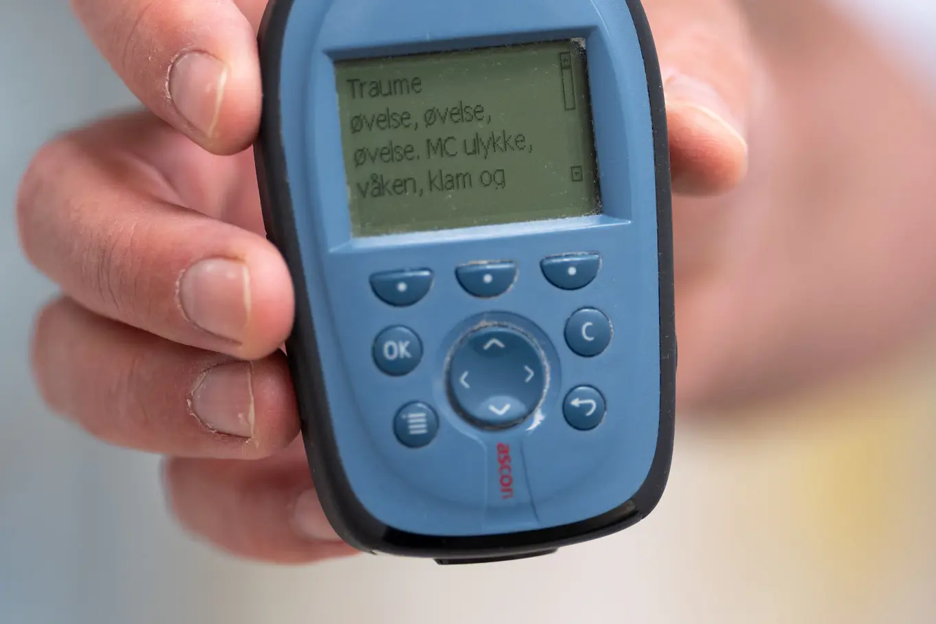 En person som holder en liten elektronisk enhet