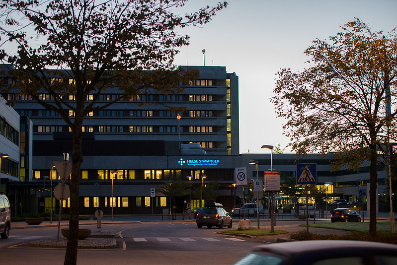 En gate med biler og bygninger