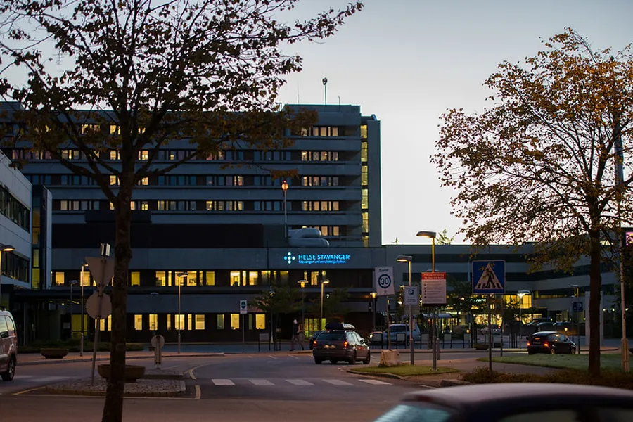 En gate med biler og bygninger