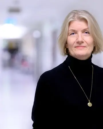 En person som har på seg en svart skjorte