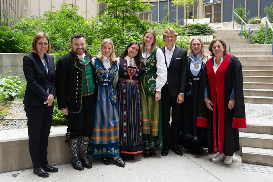 En gruppe mennesker som poserer for et bilde