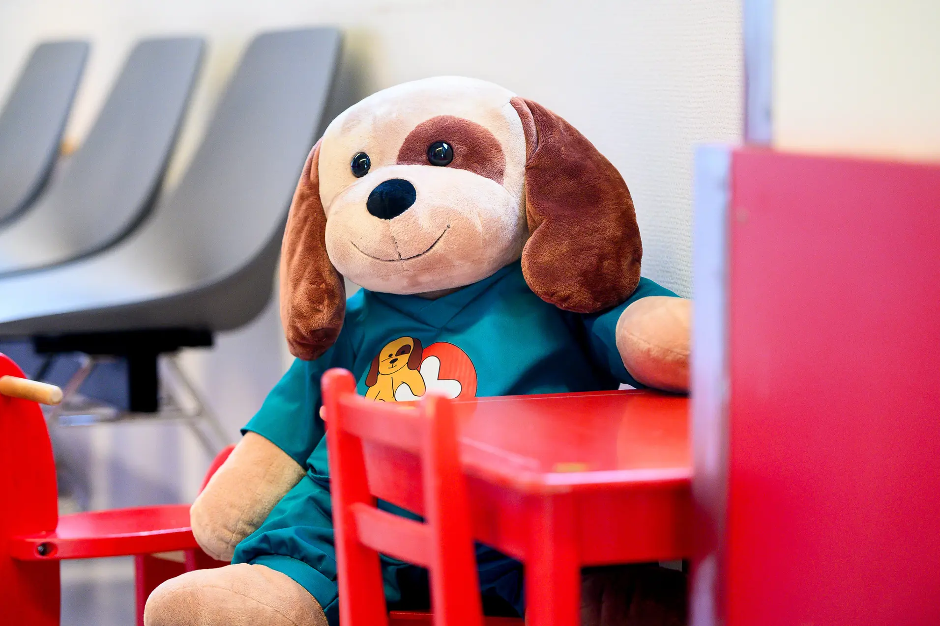 Et kosedyr som sitter i en stol