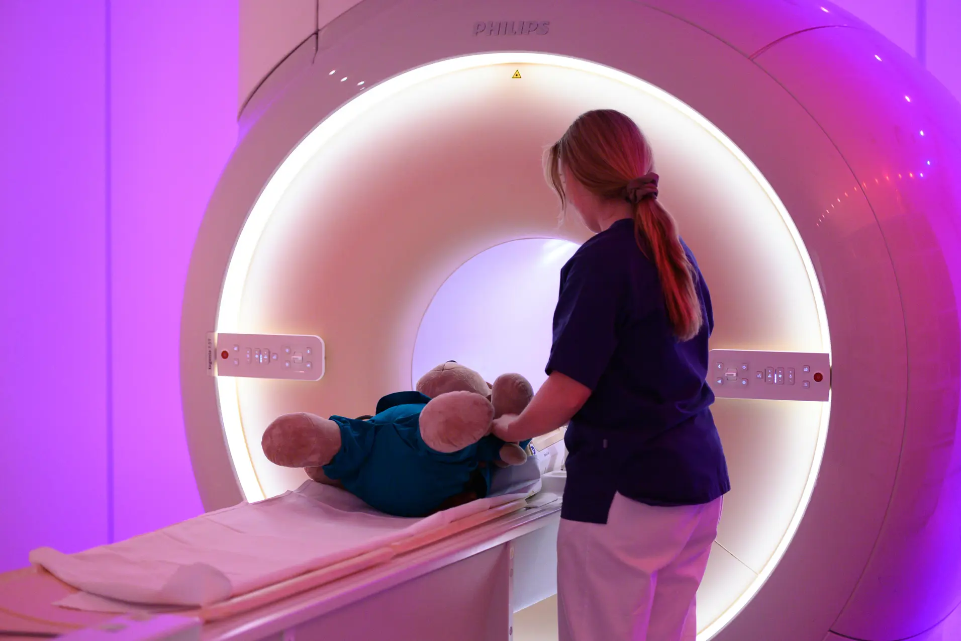 En person som ser på en baby