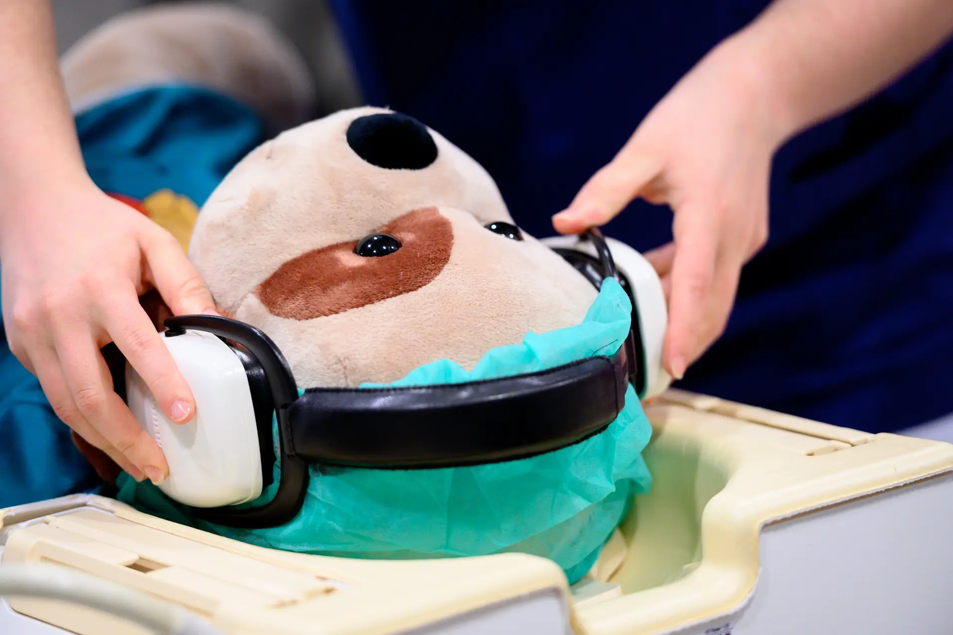 En person som holder en telefon