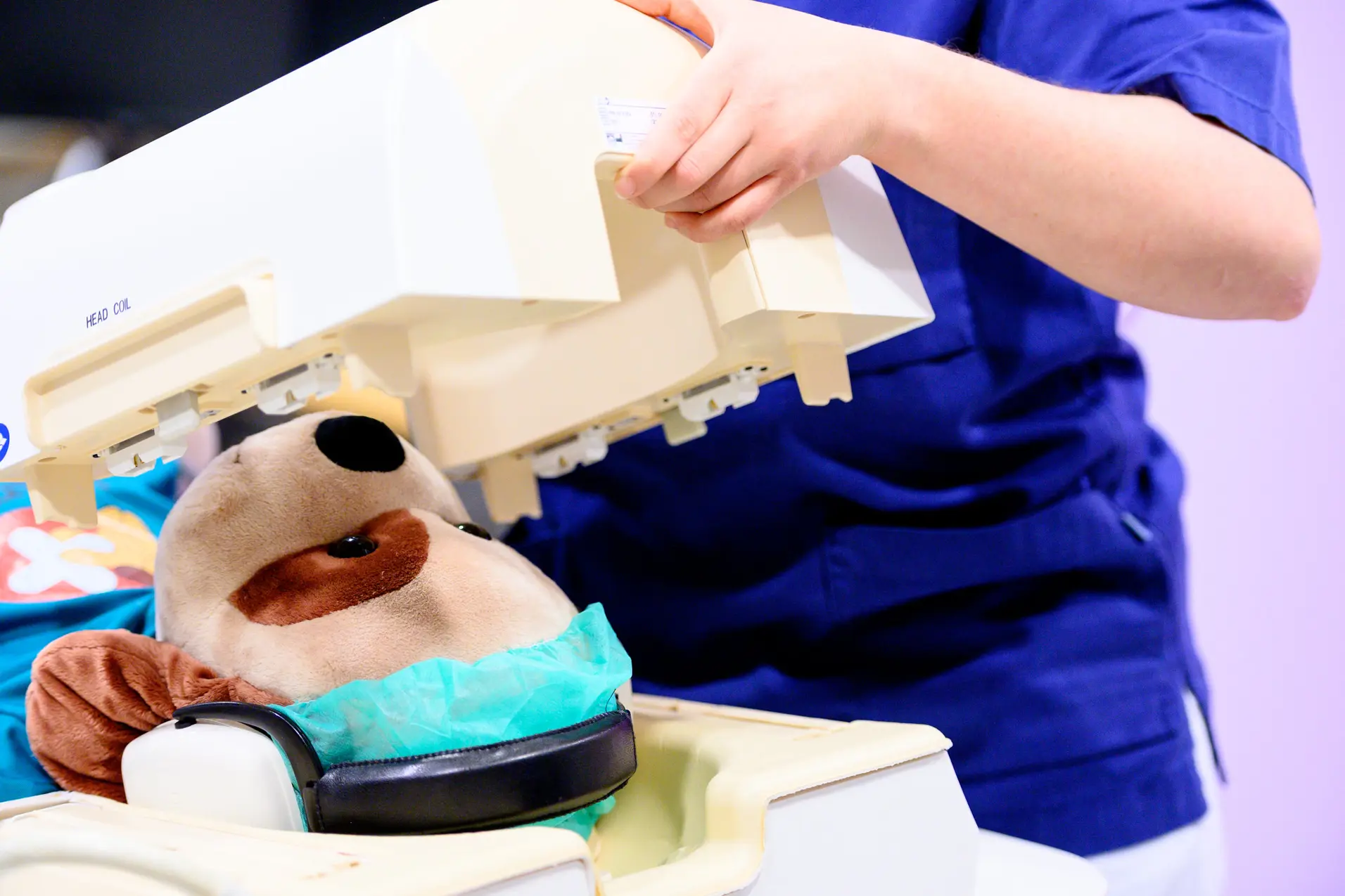 En person som bruker en symaskin