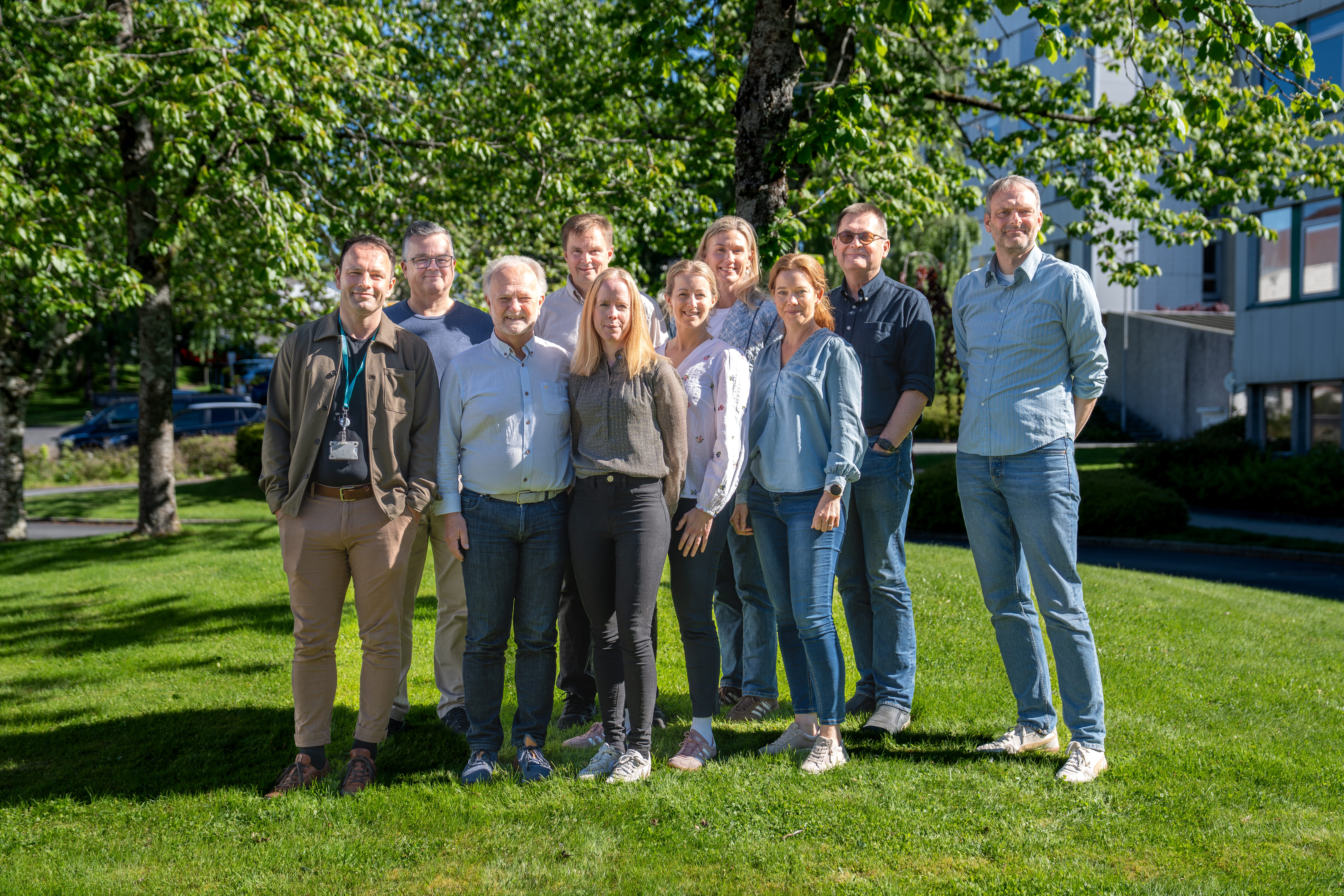 En gruppe personer som står sammen utendørs