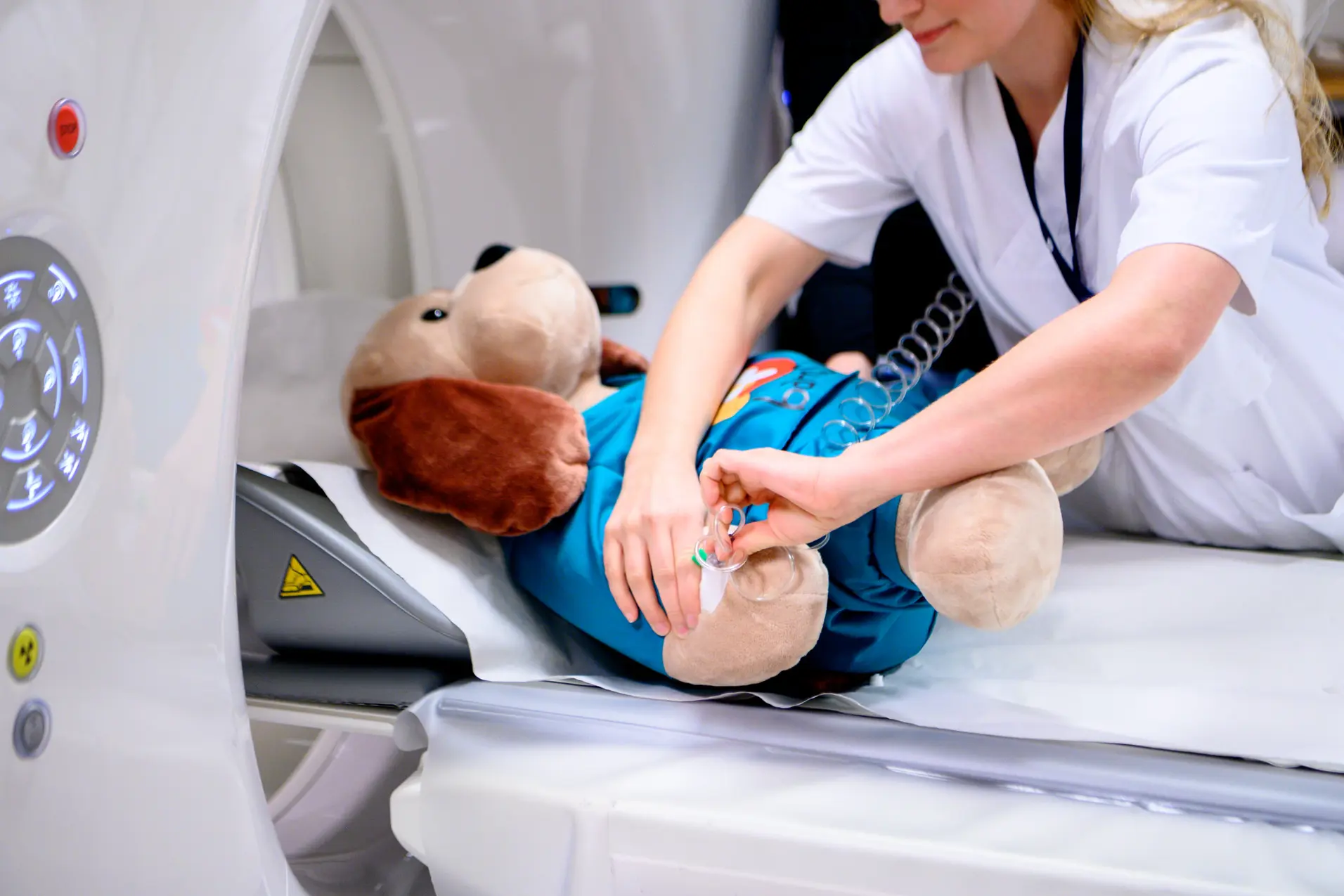 En person som holder en baby