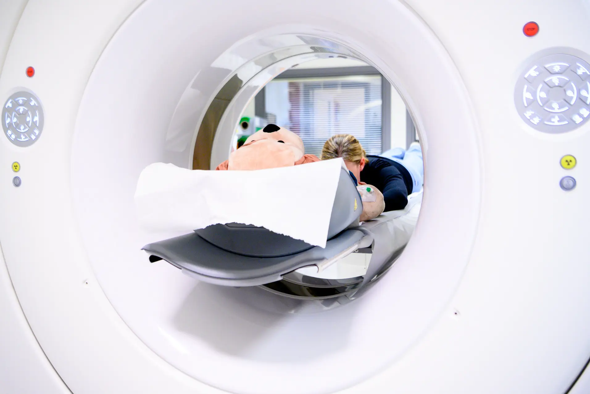 En gruppe mennesker i et hvitt rom