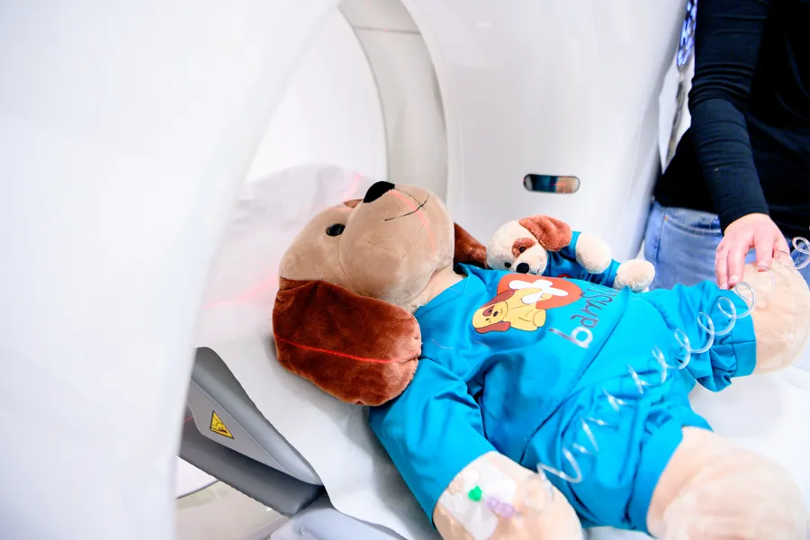 En baby i en sykehusseng med en bamse