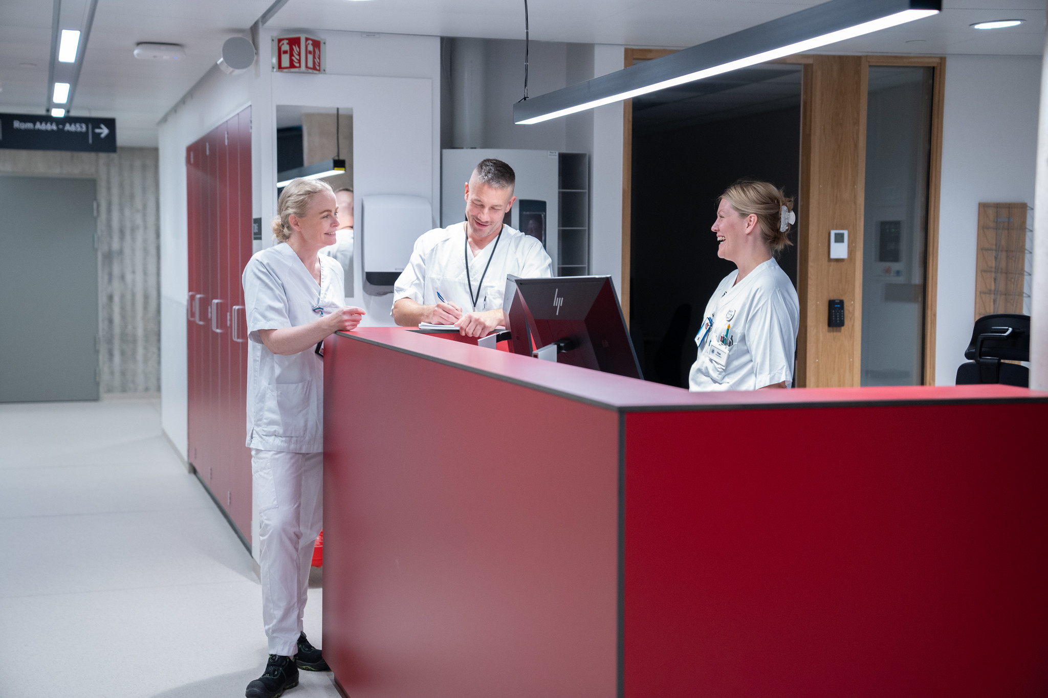 Noen få personer i et rom