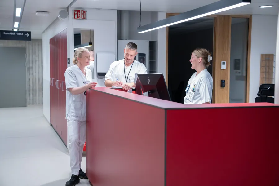 Noen få personer i et rom