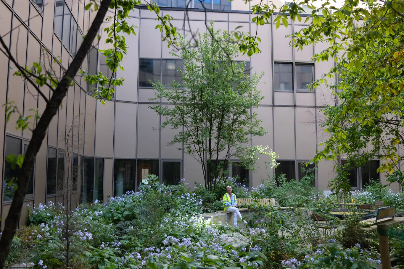 En bygning med trær foran seg