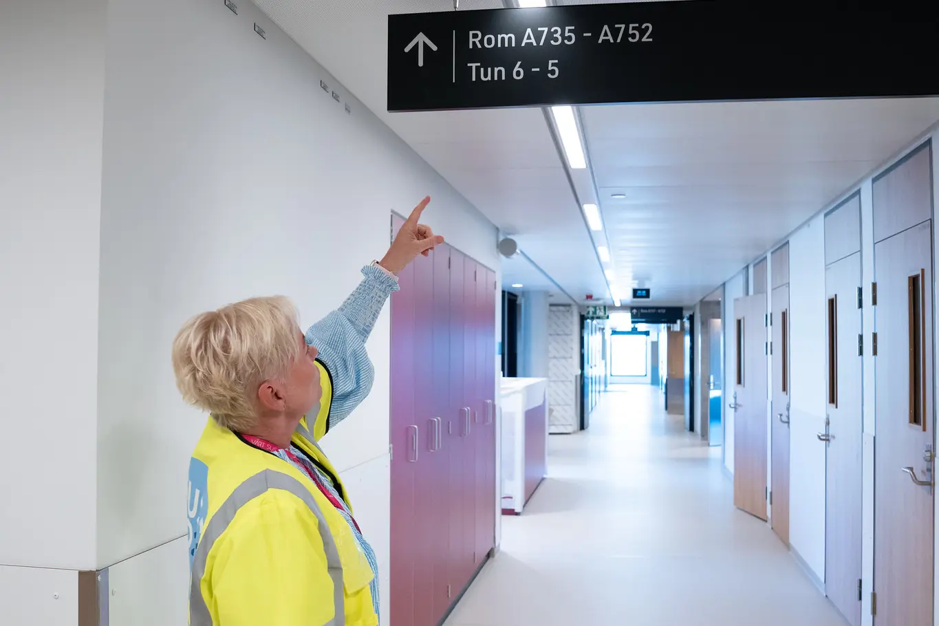 En gutt som peker på et skilt