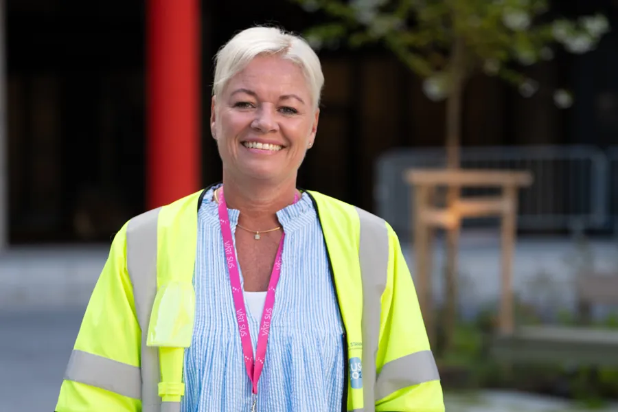 En person som har på seg sikkerhetsvest