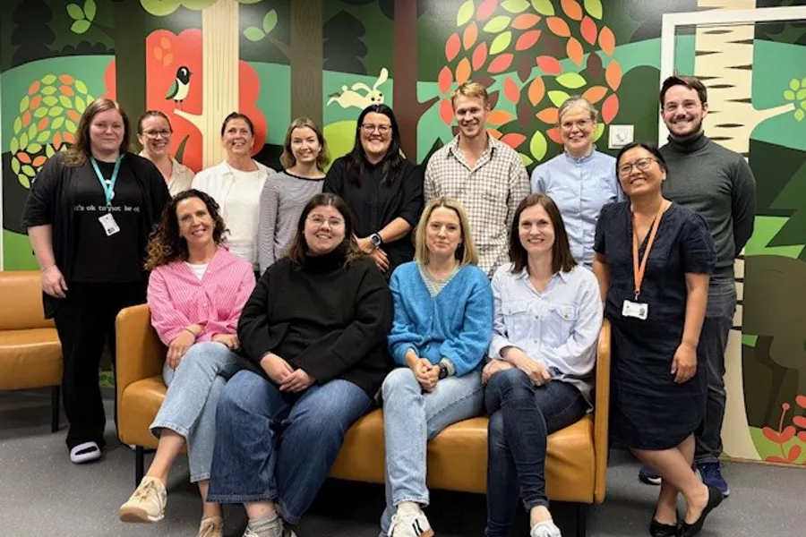 En gruppe mennesker som poserer for et bilde