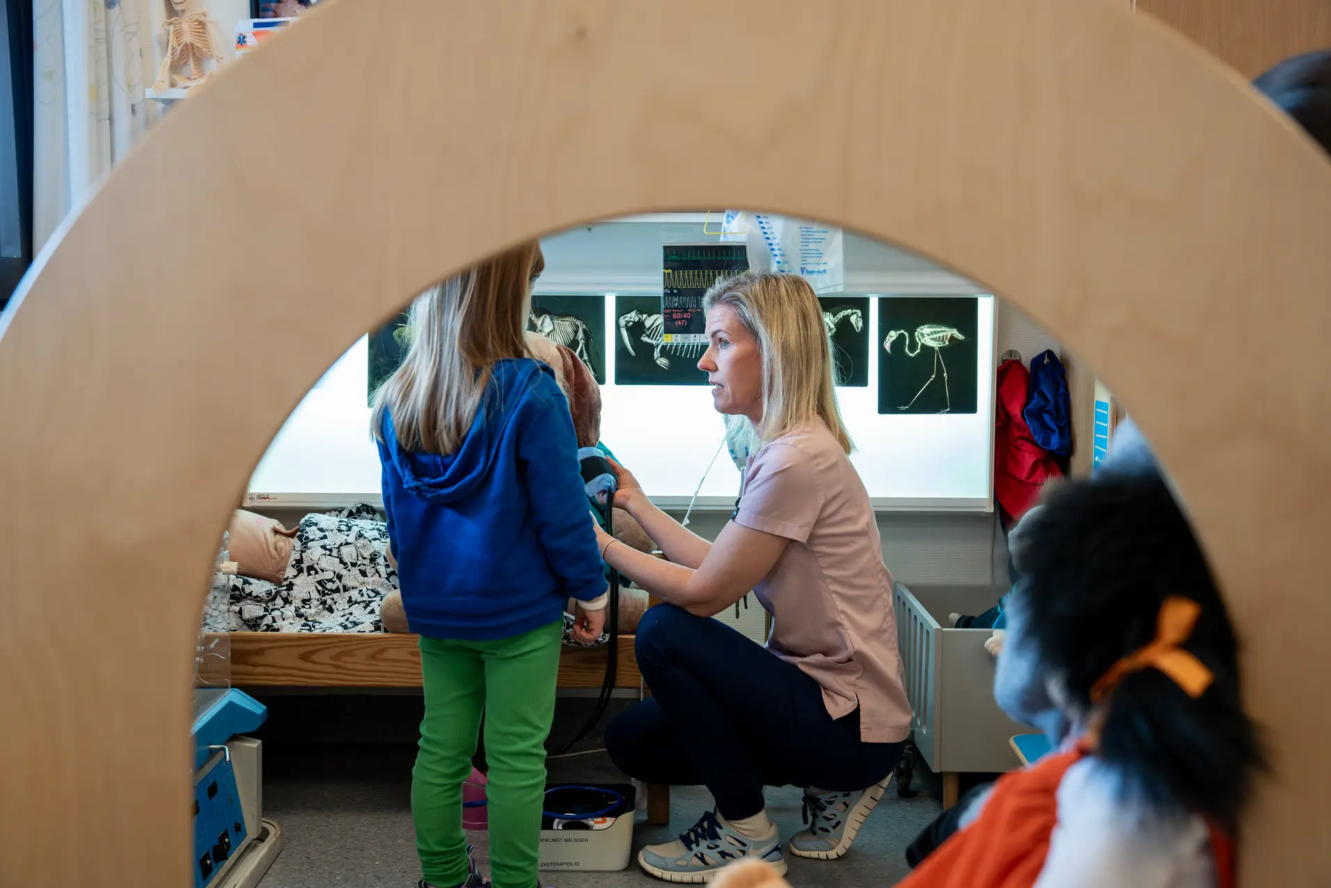 En person og en jente i et telt