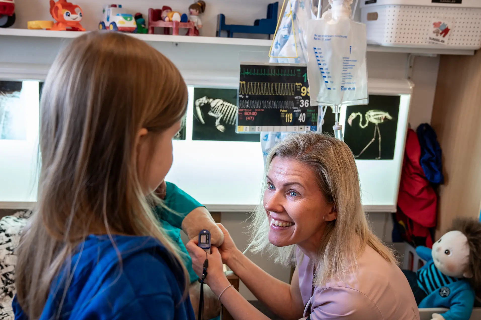 En person som klipper en annen kvinnes hår