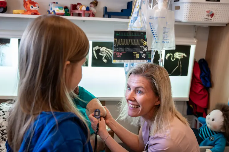 En person som klipper en annen kvinnes hår