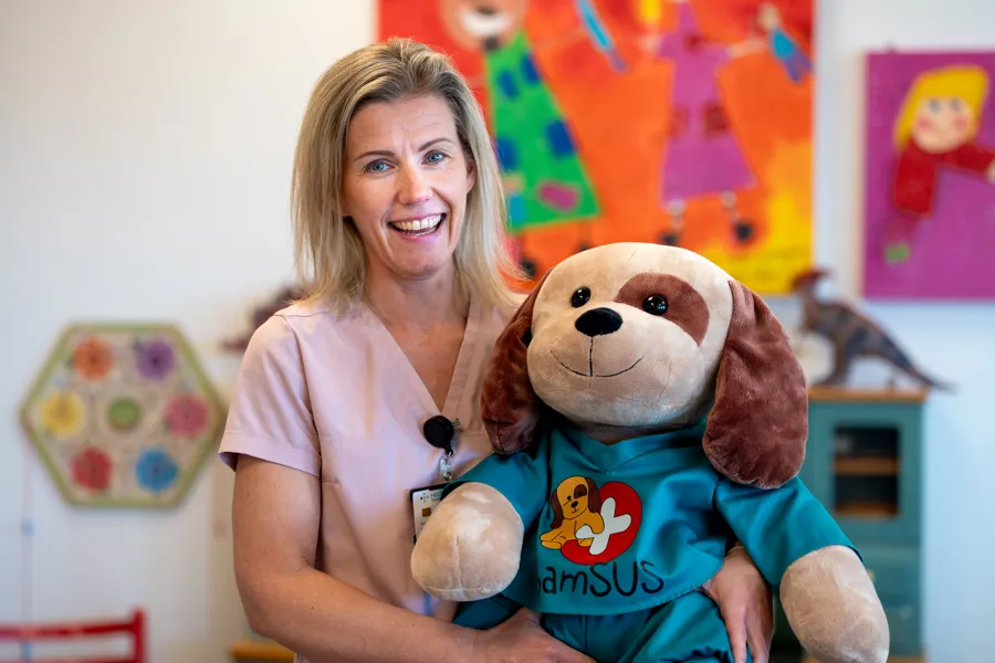 En person som holder et kosedyr