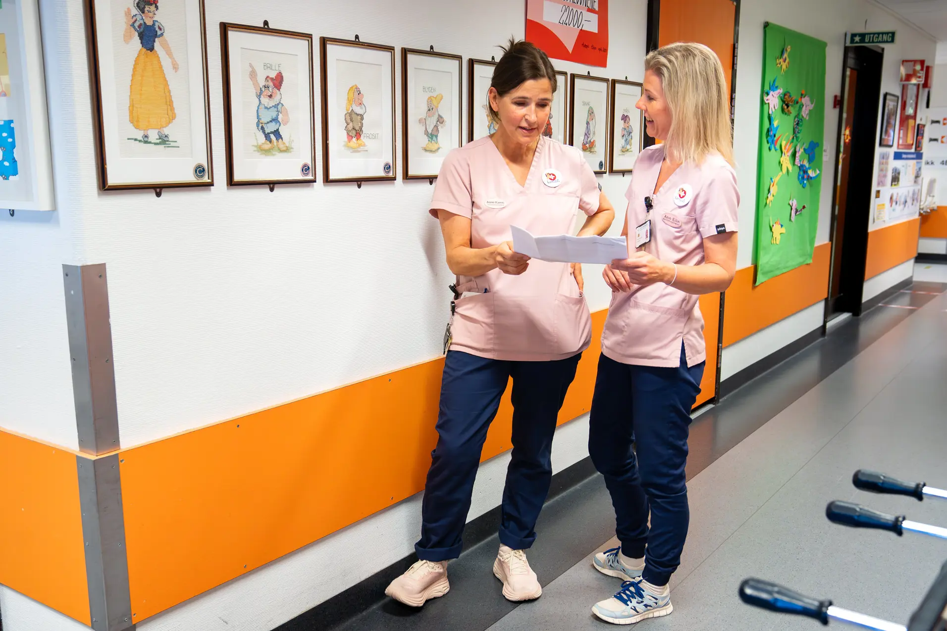 En person og en jente i et treningsstudio