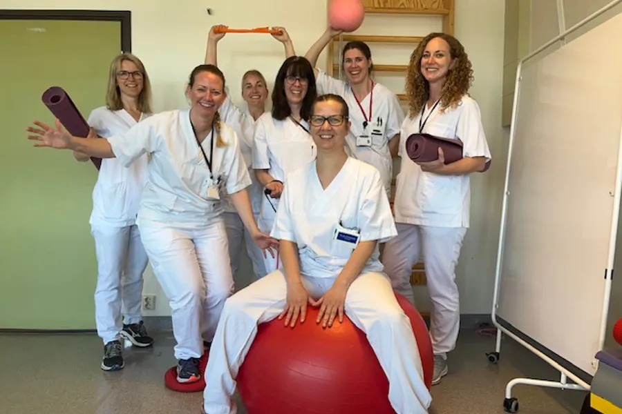 En gruppe mennesker som poserer for et bilde