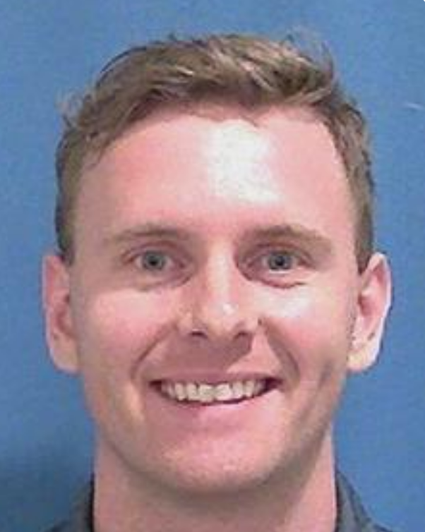 En mann som smiler til kameraet