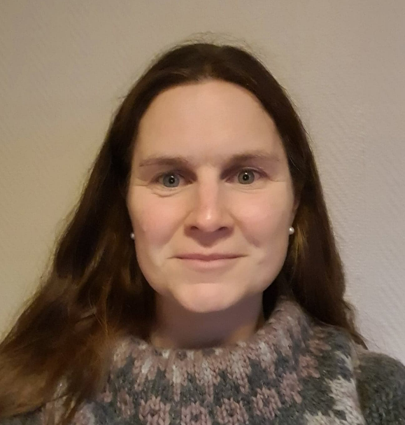 En kvinne med langt hår