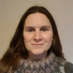 En kvinne med langt hår