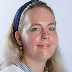 En mann med blondt hår