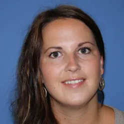 En kvinne med langt hår