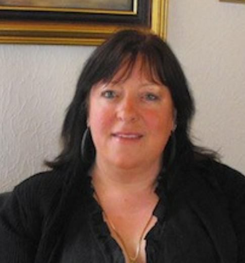 En kvinne med langt hår