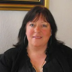 En kvinne med langt hår