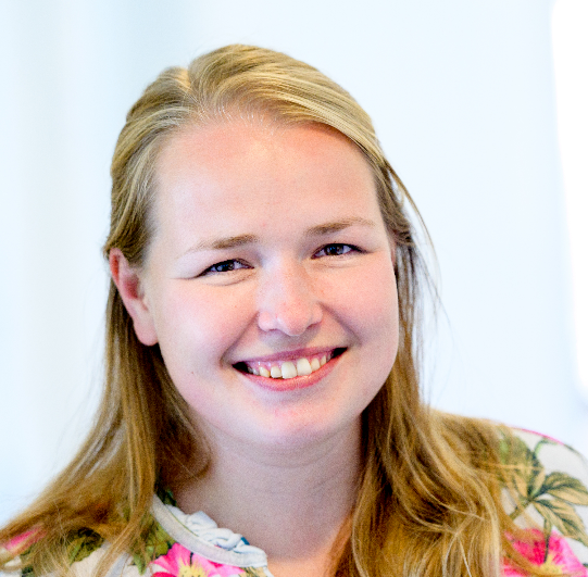 Et nærbilde av en person som smiler