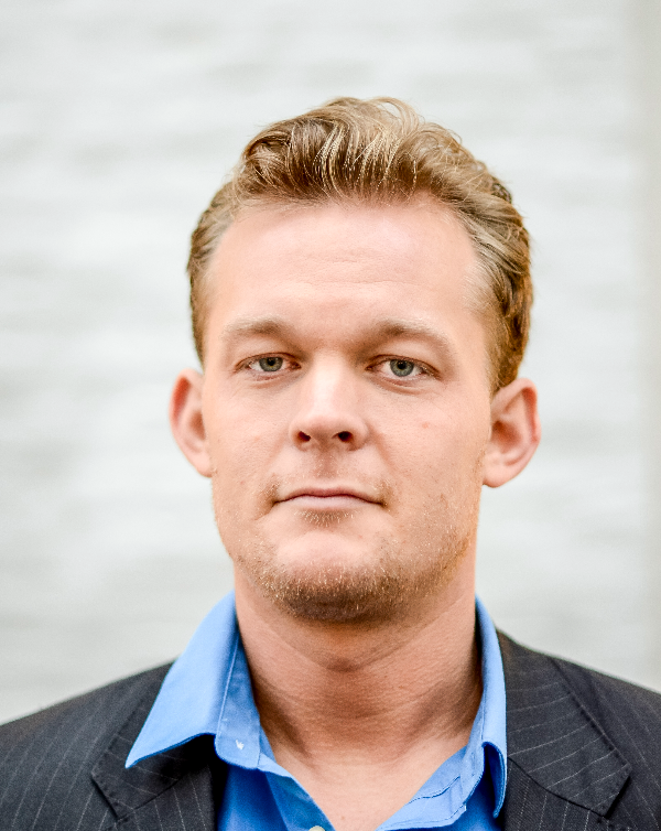 En mann med blå skjorte