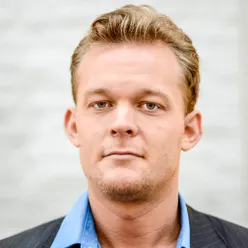 En mann med blå skjorte