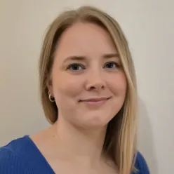 En kvinne med blondt hår